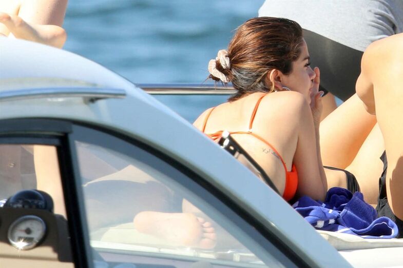 selena gomez, bikini