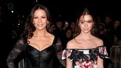 Catherine Zeta-Jones e Carys Douglas