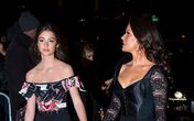Catherine Zeta-Jones e Carys Douglas