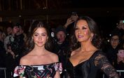Catherine Zeta-Jones e Carys Douglas