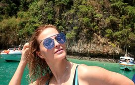 Ainda mais sexy e bem bronzeada, Cristina volta para casa com o filho Tiago 