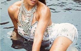 Juliana Paes mais sensual que nunca... de fio dental