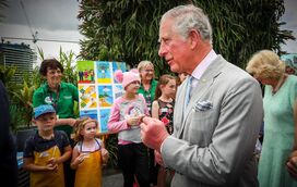 "É verdade que leva um tampo de sanita nas viagens?" Príncipe Carlos respondeu à pergunta, na Austrália