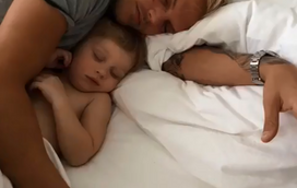 Cristiano Ronaldo brinca com Saint, filho de Kim Kardashian