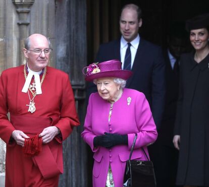 Kate exibe barriguinha de pré-mamã e brilha na ausência de Harry e Meghan Markle
