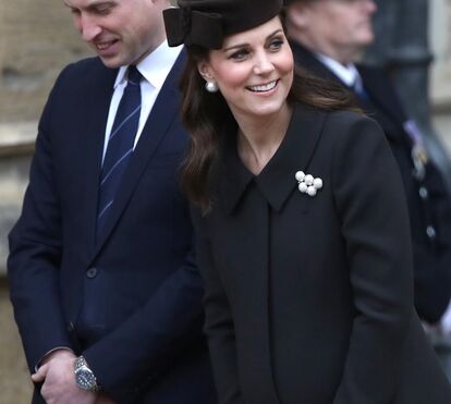Kate exibe barriguinha com casaco da sua estilista favorita