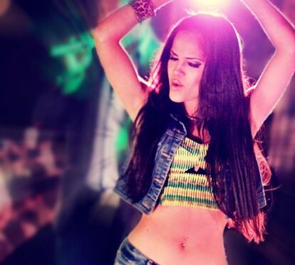 Quente. Quente. Conheça a cantora mais sensual no YouTube