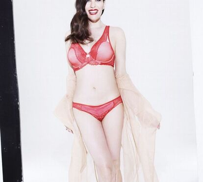 Aos 40 anos, atriz de 'Armageddon' arrasa em lingerie