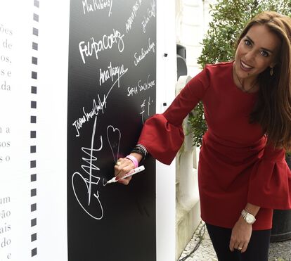 Depois de arrasada por falar mal inglês, amigos defendem Catarina Furtado