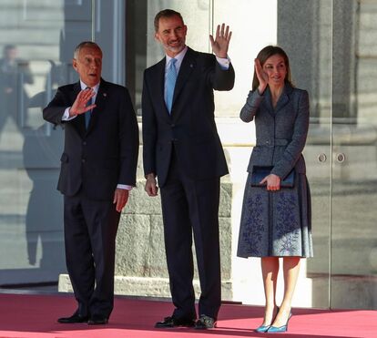 Marcelo Rebelo de Sousa sorridente ao lado dos reis de Espanha durante os próximos 3 dias