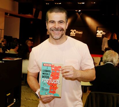Hélder Reis da RTP lança livro rodeado de amigos bem conhecidos da TV