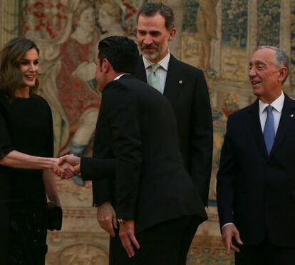 Mulher de Figo causa furor em jantar ao lado de Marcelo e reis de Espanha 