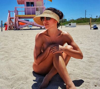 Topless: Dânia Neto faz subir a temperatura em Miami 