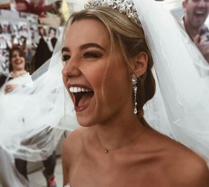 De sorriso rasgado: Kelly Bailey casou-se de véu e grinalda