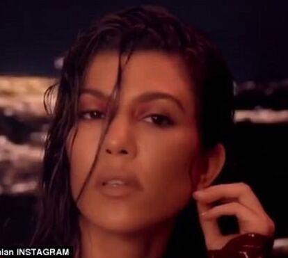 Kourtney Kardashian celebra aniversário... despindo-se. Está o máximo aos 39 anos