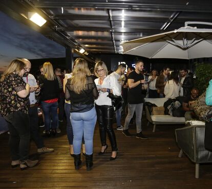 Festa e 'selfies'. Famosos divertem-se com novo telemóvel