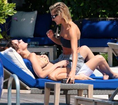 O clima aqueceu... Hailey Baldwin e Bella Hadid como nunca pensou ver 