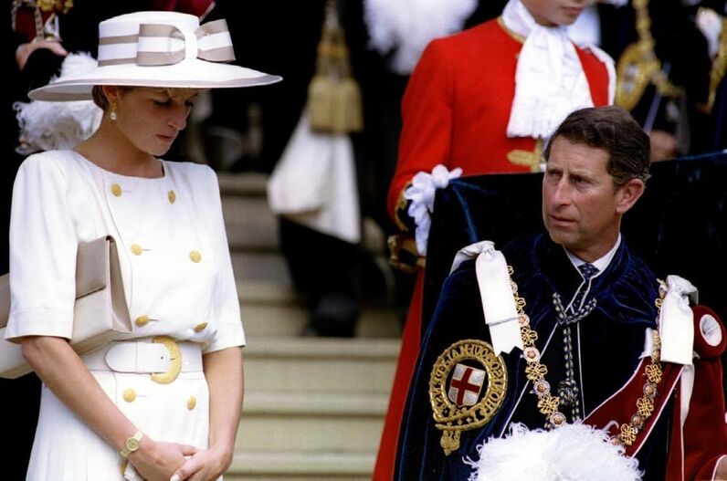 Diana de Gales, Isabel II