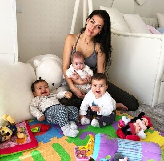 Juntos e felizes! Cristiano Ronaldo e Georgina mostram a família na nova casa