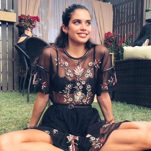 Sara Sampaio descontraída no jardim da casa onde tem passado estes dias