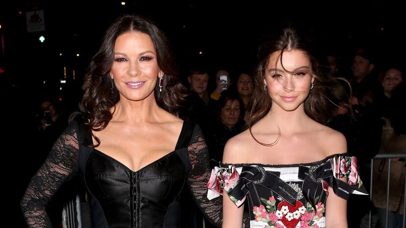 Catherine Zeta-Jones e Carys Douglas