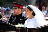 Recém-casados Harry e Meghan acenam à multidão	