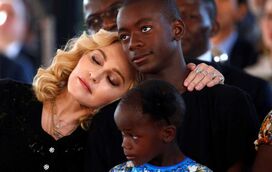 Filho de Madonna anda ao lixo para conseguir comer em Nova Iorque apesar da mãe ter fortuna de milhões