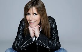 "Não sejam maus 'pra' mim". Cantora Dora castigada por se despir para a Playboy aos 46 anos