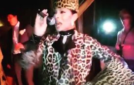 José Castelo Branco canta 'Pata Pata' e faz sessão fotográfica excêntrica