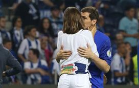 Sara Carbonero festeja título do FC Porto com os filhos no relvado