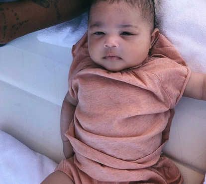 Kylie Jenner deixa iate e mostra-se sensual, num resort de luxo com a filha e o namorado