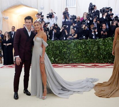Hailey Baldwin e Shawn Mendes apaixonados na MET Gala