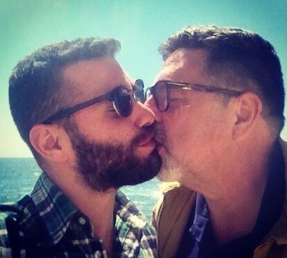 Após morte do pai, Malato volta para os braços de Caçador e assume amor pleno