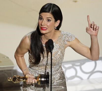 Foi mãe aos 46 mas Sandra Bullock queria ficar grávida aos 17 anos: Rédea curta da mãe impediu desejo da atriz