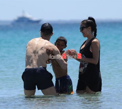 Fotos novas: Reveladas imagens atrevidas de Ronaldo e Georgina em Ibiza