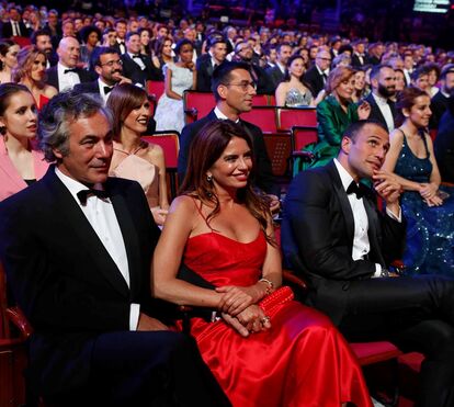 Bárbara Guimarães e Carlos Pegado namoram nos Globos de Ouro