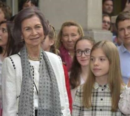 Rainhas Letizia e Sofia juntas e sorridentes. 'Farsa' gritam os espanhóis