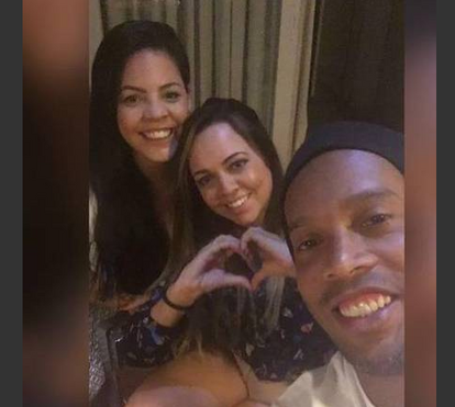 Ronaldinho Gaúcho vive relação polígama com duas mulheres