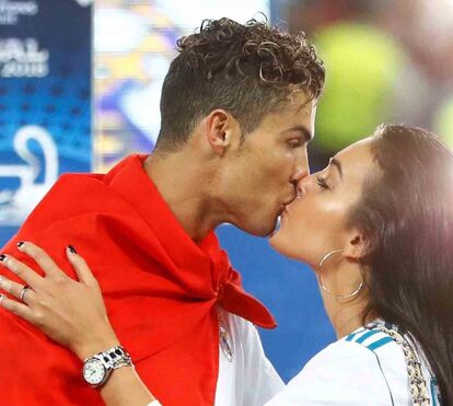 Adeus Real: Ronaldo festeja vitória com a família e afastado do resto da equipa