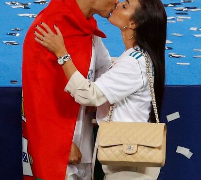 Georgina e Dolores celebram vitória de Ronaldo com carteiras de luxo. Qual a mais cara?