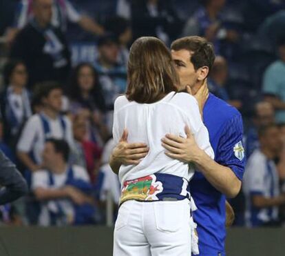 Sara Carbonero festeja título do FC Porto com os filhos no relvado