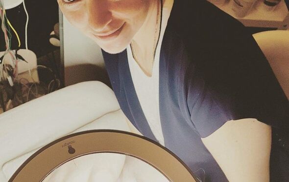 Sandra Bullock, tratamento facial peniano, Georgia Louise 