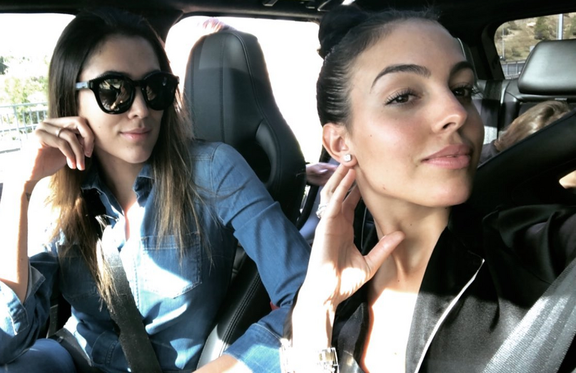 Georgina mostra brinco de diamantes