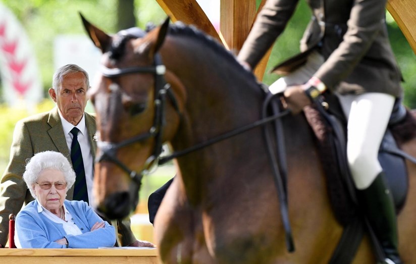 Rainha Isabel II volta a montar a cavalo depois de aparecer publicamente  com uma bengala – Observador