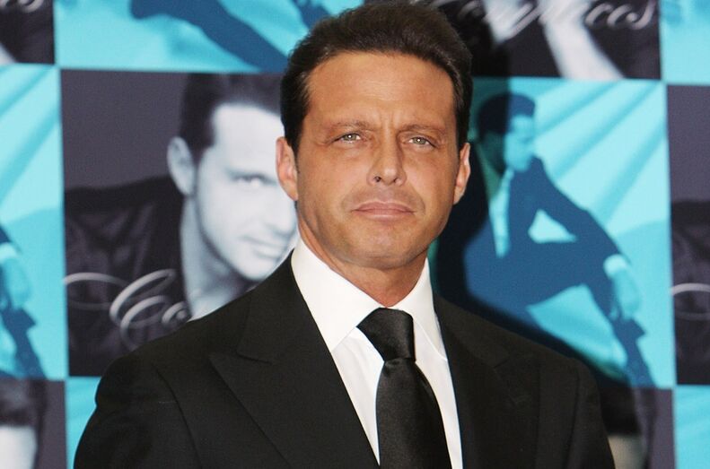 Constrangedor: Cantor Luis Miguel tem ereção durante concerto. Ficou