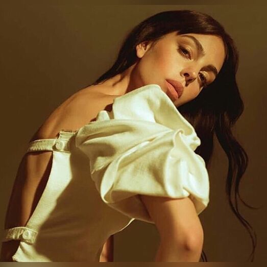 Como a senhora Ronaldo está diferente! 