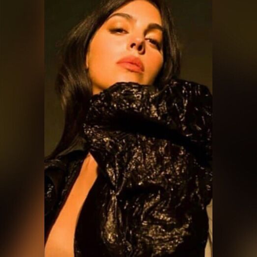 Como a senhora Ronaldo está diferente! 