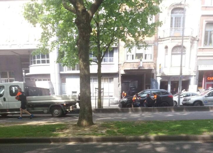Agentes da polícia belga em ação durante tiroteio em Liége