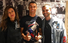 Ronaldo divertido com Rúben da Cruz e Ana Moura depois de vencer a Argélia