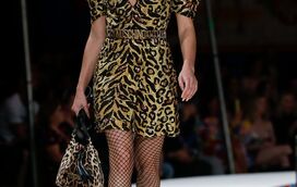 O circo de Moschino chegou à cidade e Sara Sampaio foi uma das estrelas